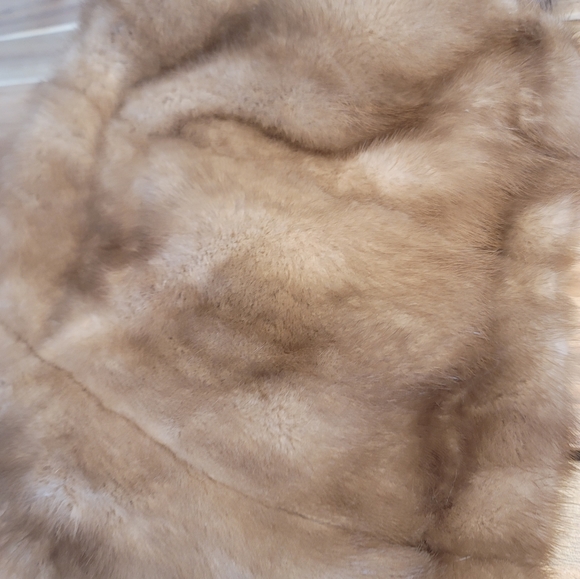 MINK CAPE ON SALE!! FIRM PRICE😍 - Picture 5 of 7